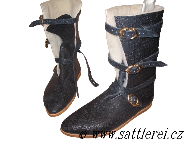 Středověká gotická bota z období kolem 1400 -1500 století