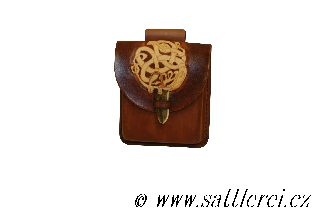 Kožená tašvice ručně zdobená s motivy Raného středověku
